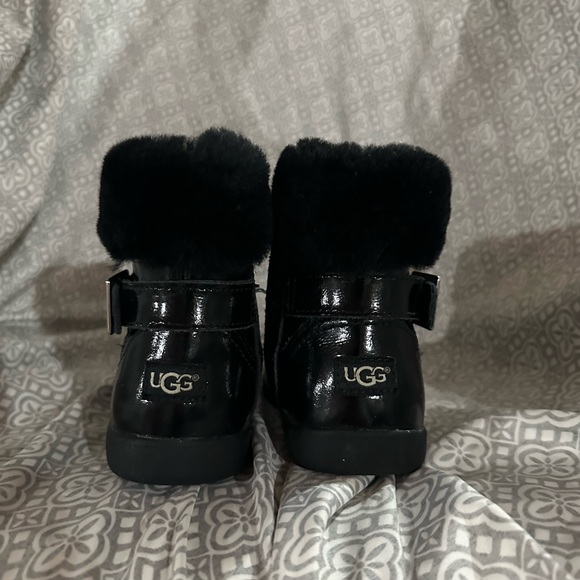 Toddler Girls UGG Boots - Picture 2 of 4